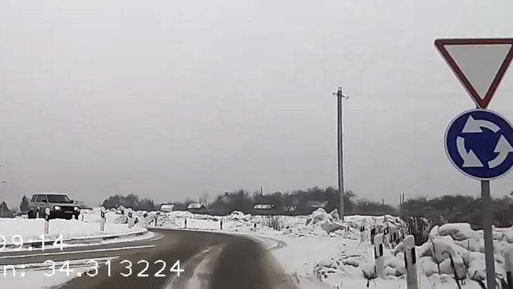 В Брянске сняли видео о водителе, задурманенного кольцом у «Аэропарка»
