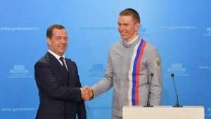 Премьер-министр Медведев наградил брянца Большунова чужим авто