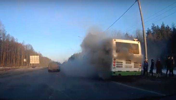 На трассе из-за проводки загорелся автобус Брянск – Белые Берега
