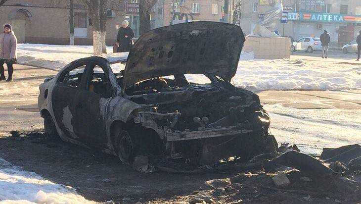 В Брянске около остановки на улице Никитина сгорел автомобиль