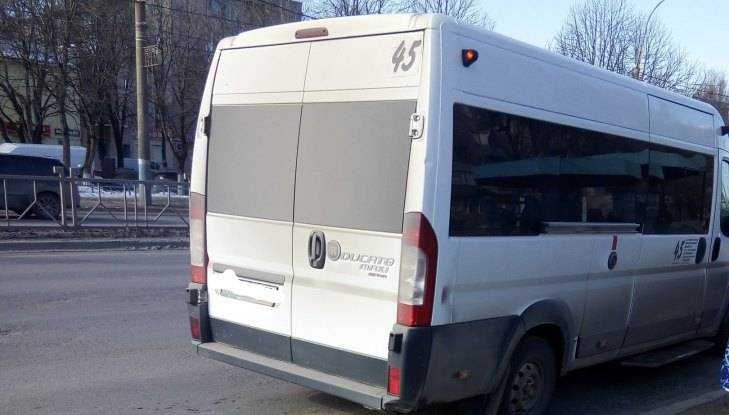 Жительница Брянска обвинила водителя маршрутки в хамстве из-за купюры