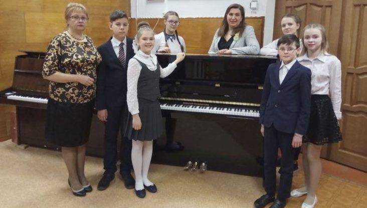 Детской школе искусств Сельцо подарили новые пианино