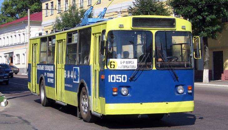 В Брянске 60-летняя женщина упала и ушибла ногу в троллейбусе № 6
