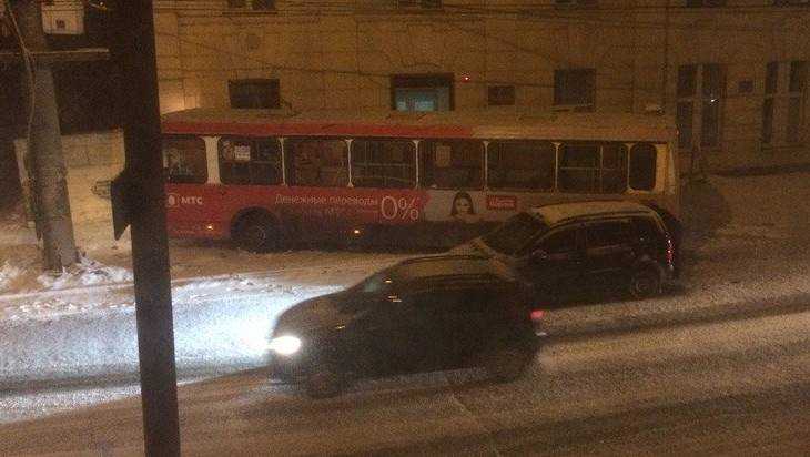 В Брянске из-за снегопада автобус врезался в здание «Арсенала» 