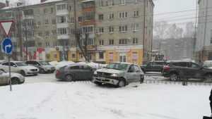 В Брянске водитель Renault после ДТП пробил ограждение