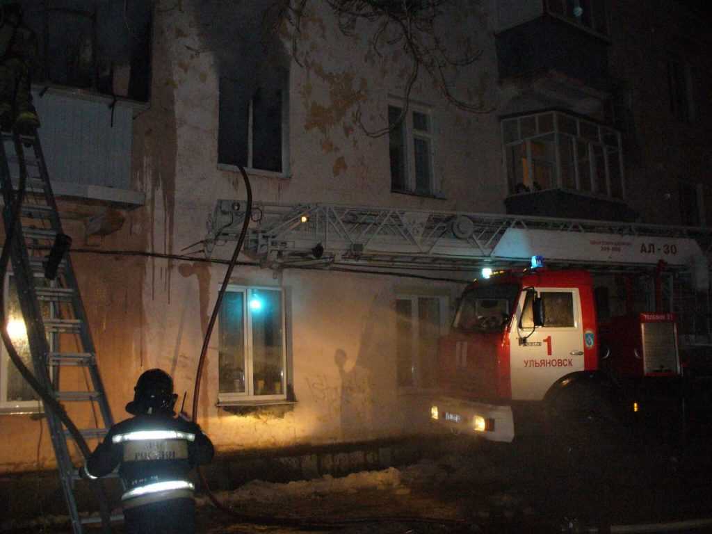 В Брянске на пожаре спасли одного человека и семерых эвакуировали