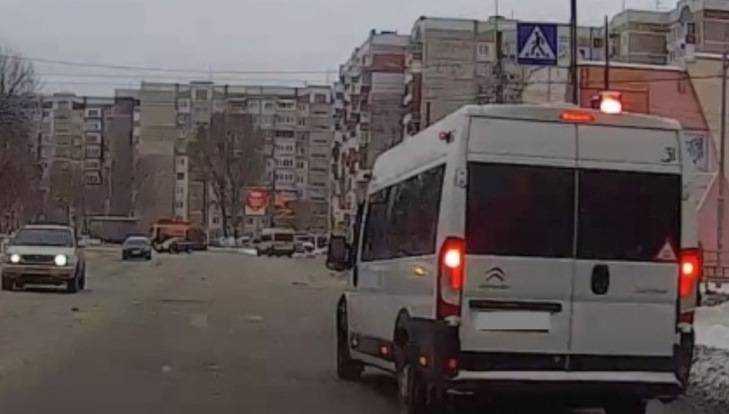 В Брянске маршрутчика оштрафовали по видео за «красный»