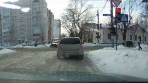 В Брянске сняли видео опасного проезда водителя на «красный»