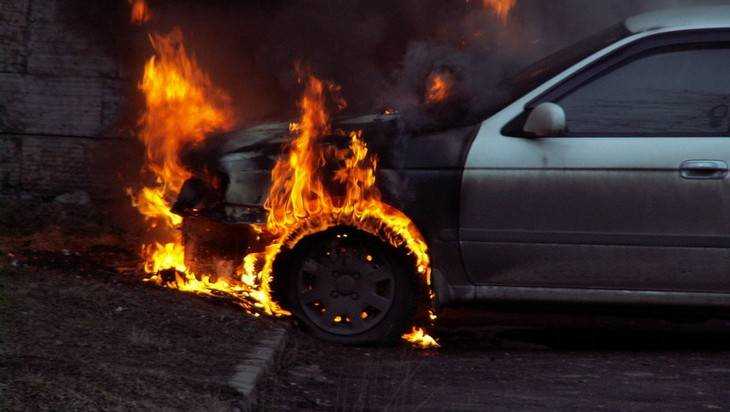 В Брянске ночью сгорели два легковых автомобиля
