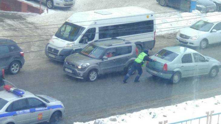 Жителей Брянска изумил толкающий автомобиль сотрудник ГИБДД