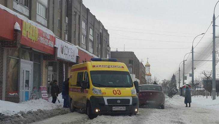 В центре Брянска сняли застрявшую в снегу «скорую помощь»