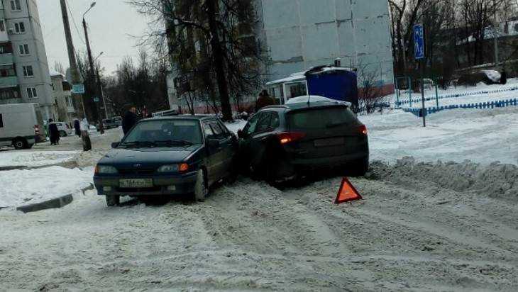 В заснеженных дворах Брянска произошло множество нелепых аварий