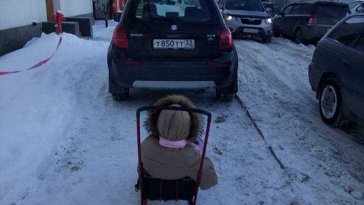 В Брянске водители отвоевали тротуары даже у детей