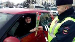 В Брянске сотрудники ГИБДД осыпали женщин цветами