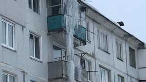 Жители Брянска сфотографировали сосульку высотой с пятиэтажку