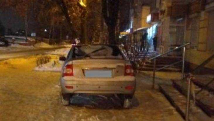 В Брянске водителя по фото оштрафовали за стоянку «Лады» на тротуаре