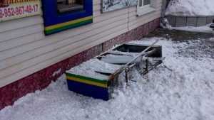 В Брянске под тяжестью снега рухнула вывеска банкомата
