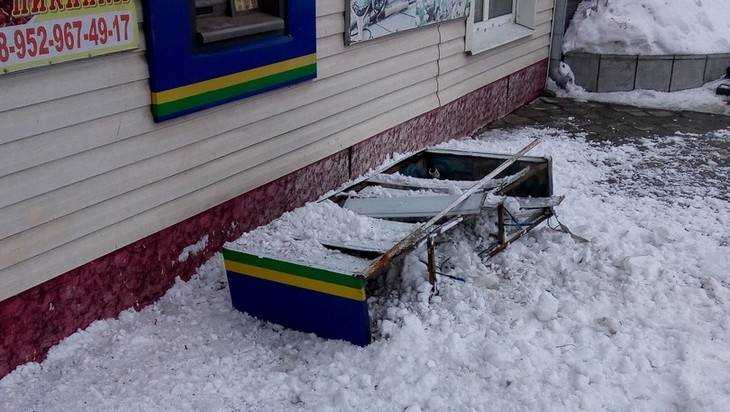 В Брянске под тяжестью снега рухнула вывеска банкомата