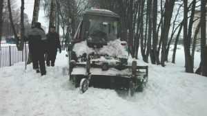 В белой целине Брянска застрял даже снегоуборочный трактор