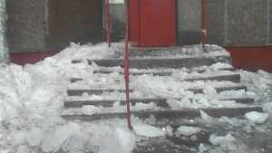 В Брянске коммунальщики превратили подъезд дома в ледяную крепость 