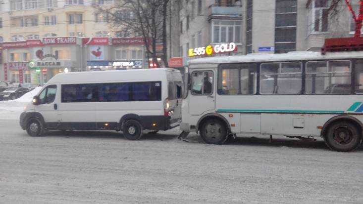 В Бежицком районе Брянска автобус протаранил маршрутку № 104