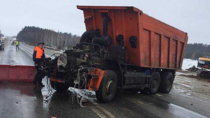 В жуткой аварии на брянской трассе у КамАЗа оторвало кабину