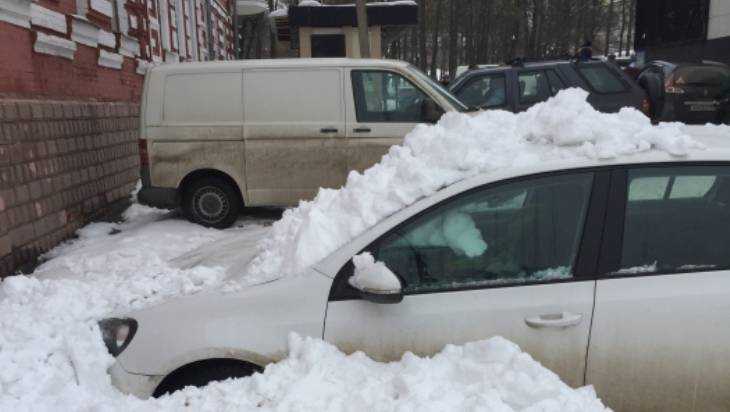 В Клинцах рухнувший с крыши ДК снег повредил три автомобиля
