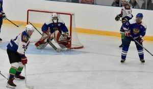 Александр Богомаз сыграл в хоккей на новой ледовой арене в Суземке