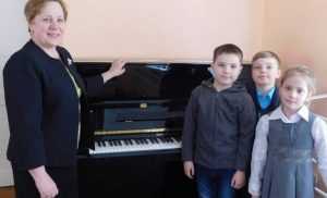 Детским школам искусств Брянского района подарили три новых фортепиано