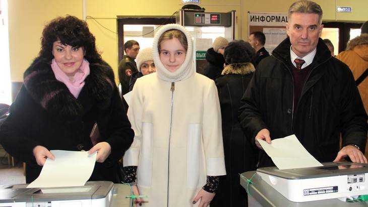 Начальник Брянского УМВД Кузьмин пришел на выборы с женой и дочерью 
