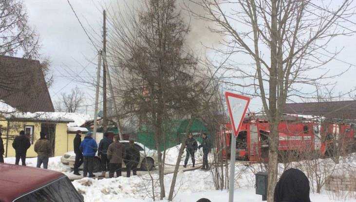 В Брянске на улице Суворова крупный пожар потушили за час