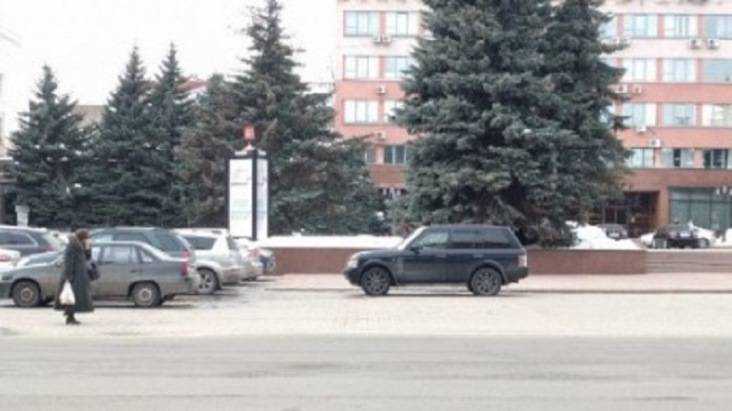 В Брянске водителя джипа оштрафовали за стоянку на площади Ленина