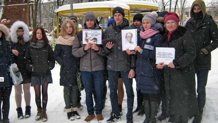 «Умом Россию не понять»: в Брянске на улице прочитали стихи Тютчева