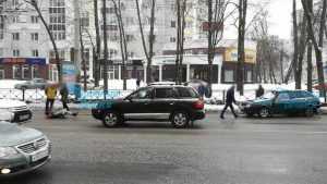 В Брянске возле автовокзала водитель ВАЗ сбил девушек-нарушительниц