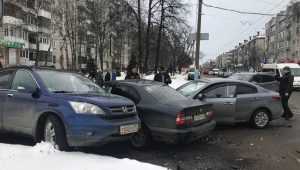 В Брянске на улице Орловской утром произошло массовое ДТП
