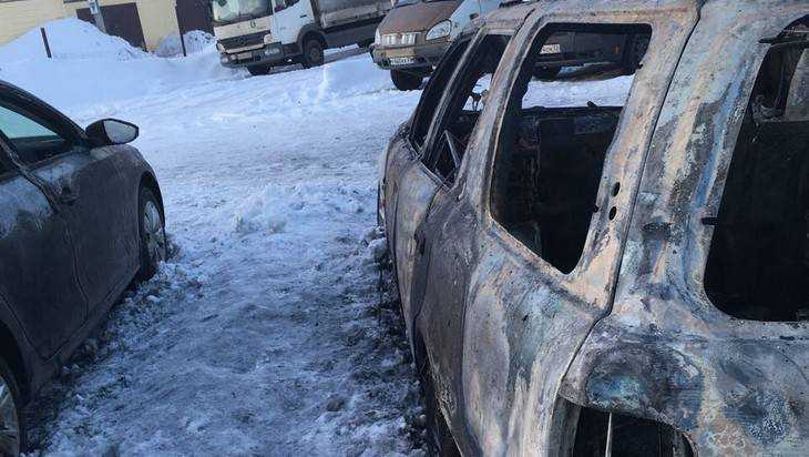 В Брянске на Красноармейской улице сгорели пять автомобилей