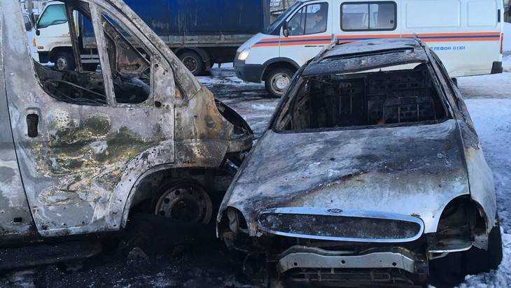 Ночью в Брянске на Красноармейской улице сгорели пять автомобилей