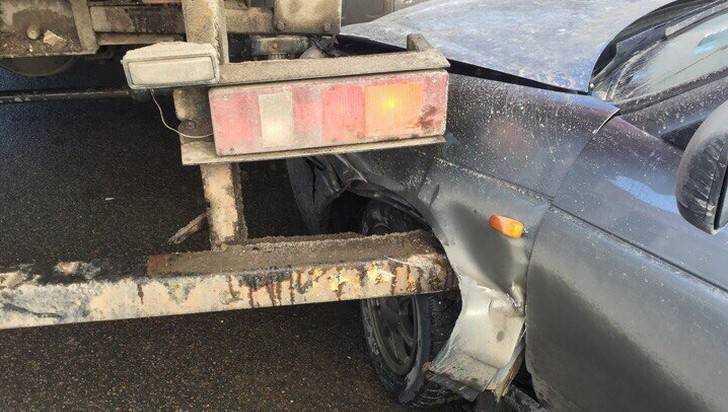 В Брянске лихач на автомобиле ВАЗ врезался в мусоровоз