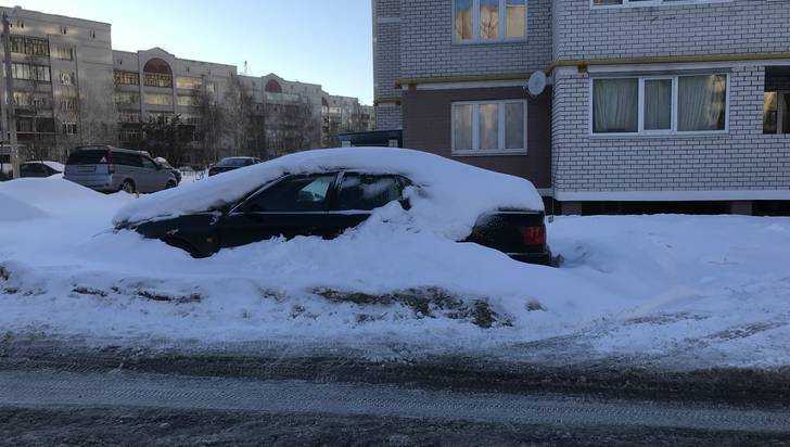 В Брянске дороги загромоздили брошенные на зиму автомобили