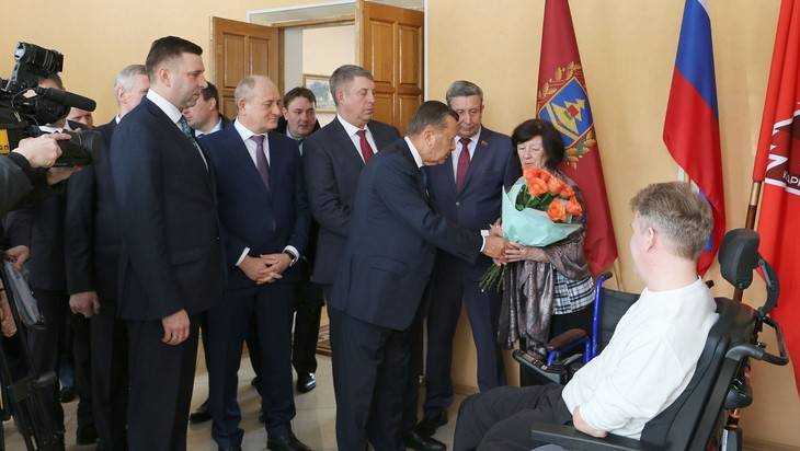 Виктор Зубков подарил брянскому ветерану инвалидную коляску
