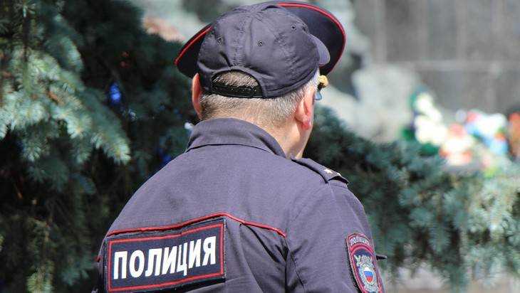 В Карачеве полицейского осудили на 4 года за взятки и хранение оружия