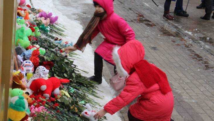 «Кемерово, мы с тобой»: на площадь Брянска несут цветы и игрушки