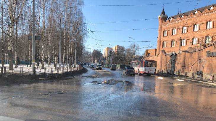 Брянские водители стали публиковать фото самых разбитых дорог