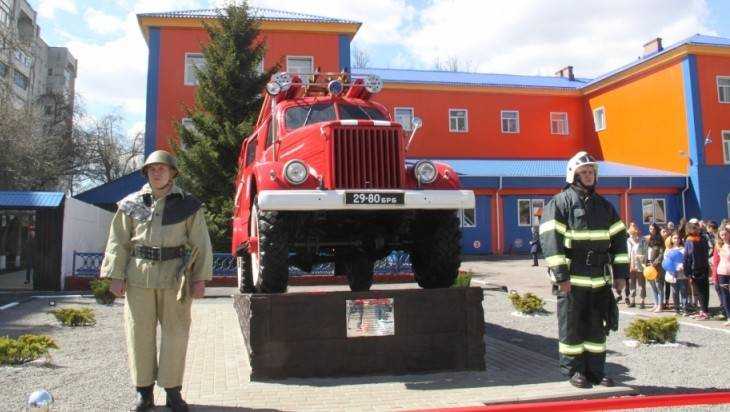 В Брянске открыли памятник пожарной машине