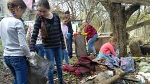 Жители Брянска провели субботник и убрали мусор в Нижнем Судке