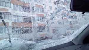 В Брянске на улице Есенина начали громить автомобили