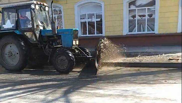В Брянске сняли видео о гонящем волну лихом трактористе