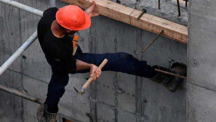В Брянске погиб упавший с 14 этажа 41-летний каменщик