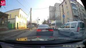 В Брянске водитель на BMW с «блатным» номером удивил дерзким обгоном