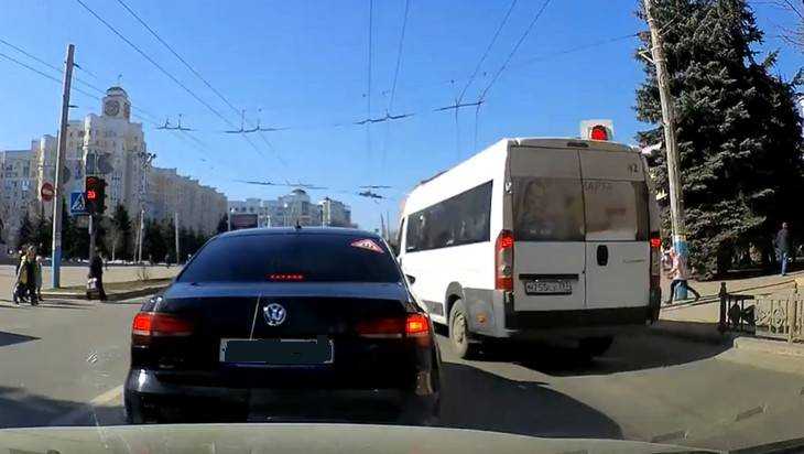 Безумство маршрутчика в центре Брянска едва не закончилось трагедией